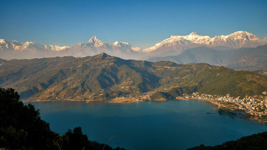 nepal-hiktwin-abendblick-auf-pokhara-und-phewa-see-mit-himalaya-bergen-shutterstock_601743452.jpg