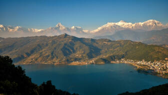 nepal-hiktwin-abendblick-auf-pokhara-und-phewa-see-mit-himalaya-bergen-shutterstock_601743452.jpg