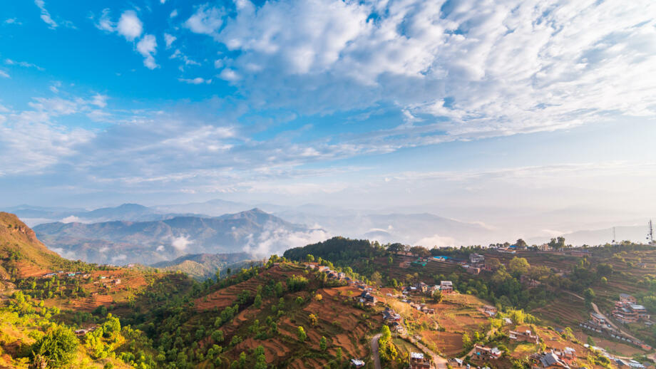 nepal-hiktwin-luftbild-des-bandipur-dorfes-in-einem-morgen-bezirk-tanahun-shutterstock_1115459756.jpg