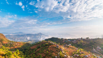 nepal-hiktwin-luftbild-des-bandipur-dorfes-in-einem-morgen-bezirk-tanahun-shutterstock_1115459756.jpg