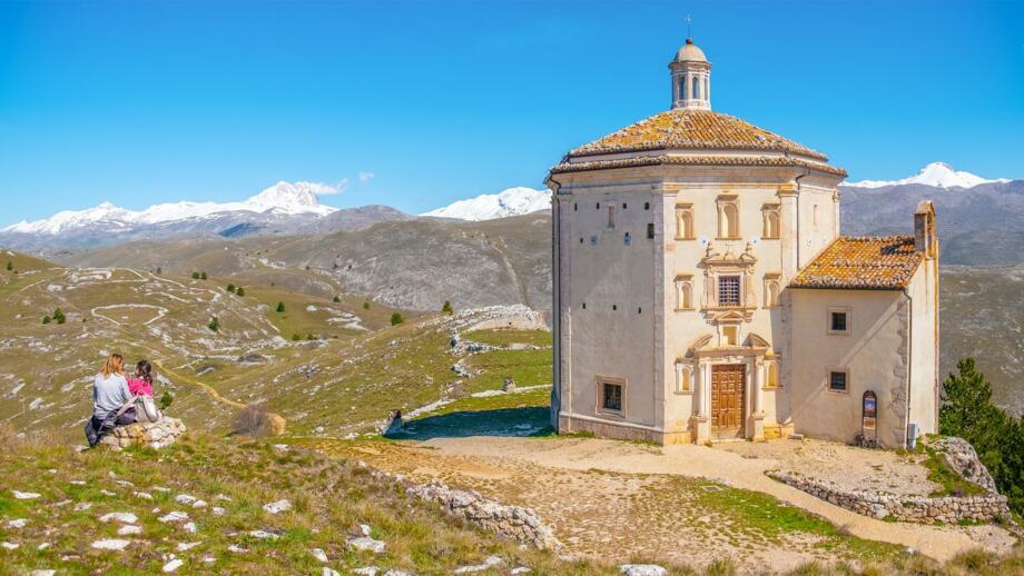 Der Nationalpark Gran Sasso mit der Kirche Santa Maria della Pieta