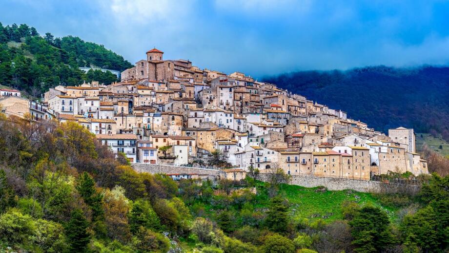 Die Stadtansicht Castel del Monte in einer grünen Landschaft im Nationalpark in Gran Sasso