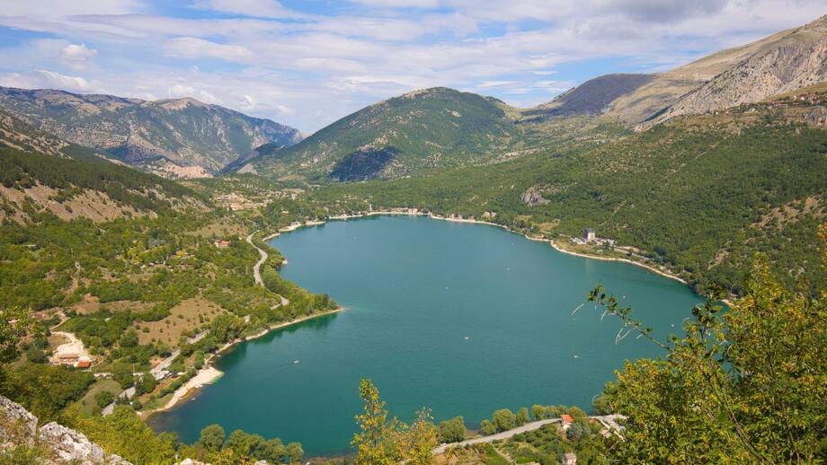 Luftbild auf den herzförmigen See Lago di Scanno