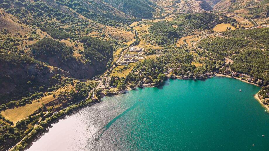 Luftaufnahme des Scanno Sees