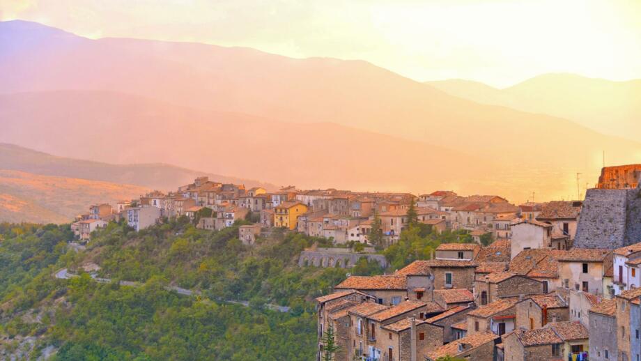Panoramaansicht auf die mittelalterliche Stadt Sulmona mit Steinhäusern und Schlosstürmen