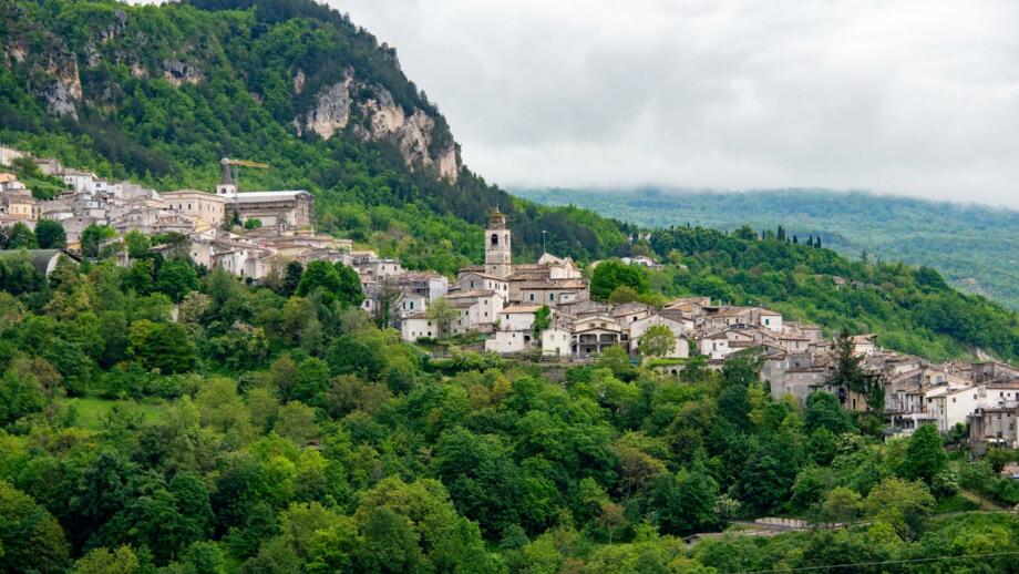 Luftaufnahme der Stadt Caramanico Terme, grüne Landschat und Berge im Hintergrund