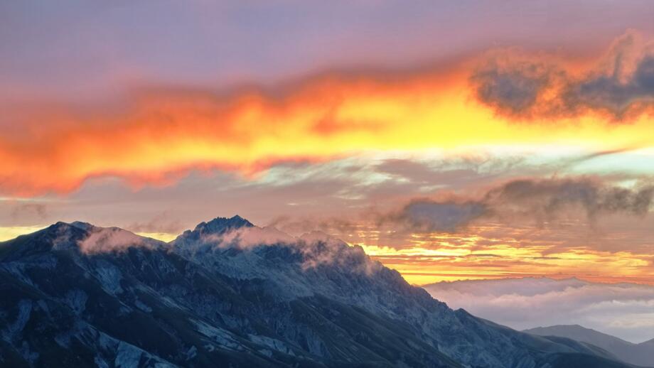 Bezaubernder Sonnenaufgang am Berg Gran Sasso