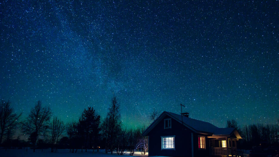 schweden-scwin-nachthimmel-mit-der-milchstrasse-und-den-arktischen-nordlichtern-aurora-borealis-shutterstock_1548611585.jpg