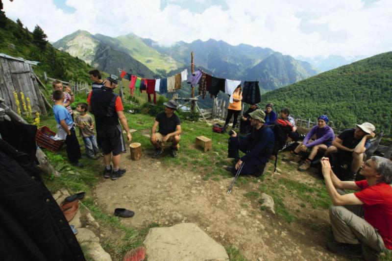 Bergpanorama mit Menschengruppe - Projekt Peaks of the Balkans