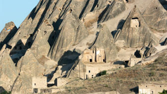 tuerkei-kappadokien-tukap-selime-steinkirsche-und-hiehlen-haeuser-in-den-felsformen-des-dorfes-yaprakhisar-ihlara-tal-shutterstock_94777675.jpg