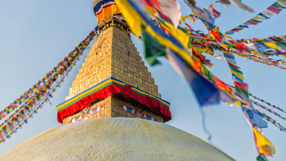 nepal-higpeve-boudhanath-stupa-mit-gebetsflaggen-shutterstock_522795796.jpg