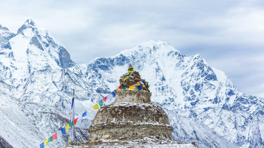 nepal-higpeve-buddhistische-duma-im-dorf-deboche-shutterstock_2276625573.jpg