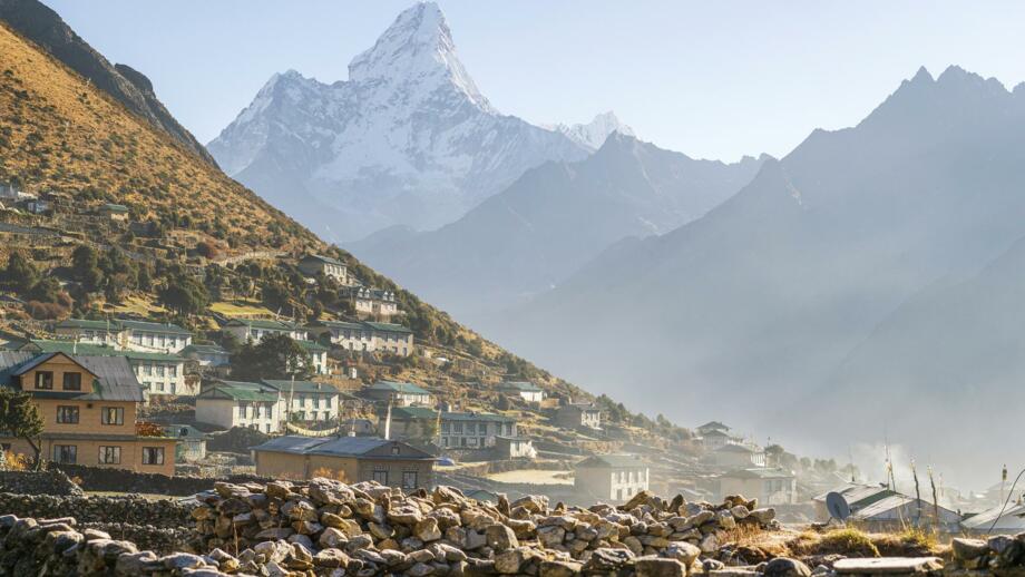 nepal-higpeve-sonnenaufgang-im-dorf-khumjung-shutterstock_2280330345.jpg