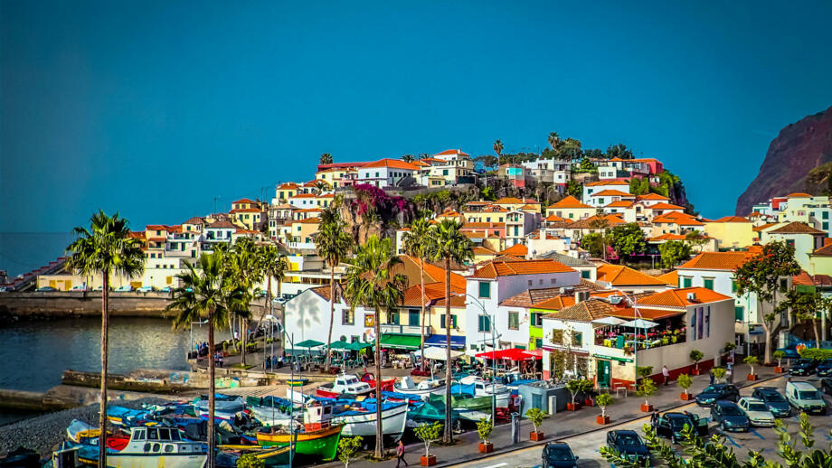 Fischerort auf Madeira mit Hafen und Booten