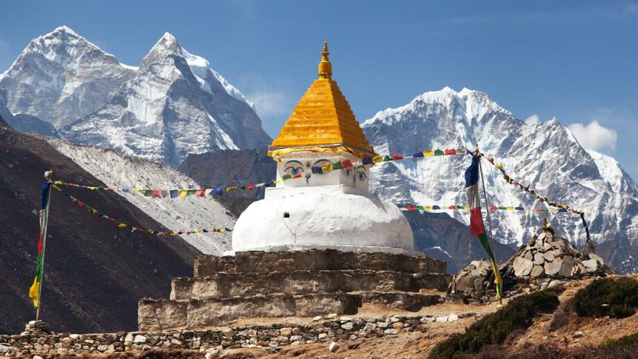 nepal-hiahg-stupa-bei-dingboche-dorf-mit-gebetsfahnen-und-bergen-kangtega-und-thamserku-shutterstock_593623856.jpg