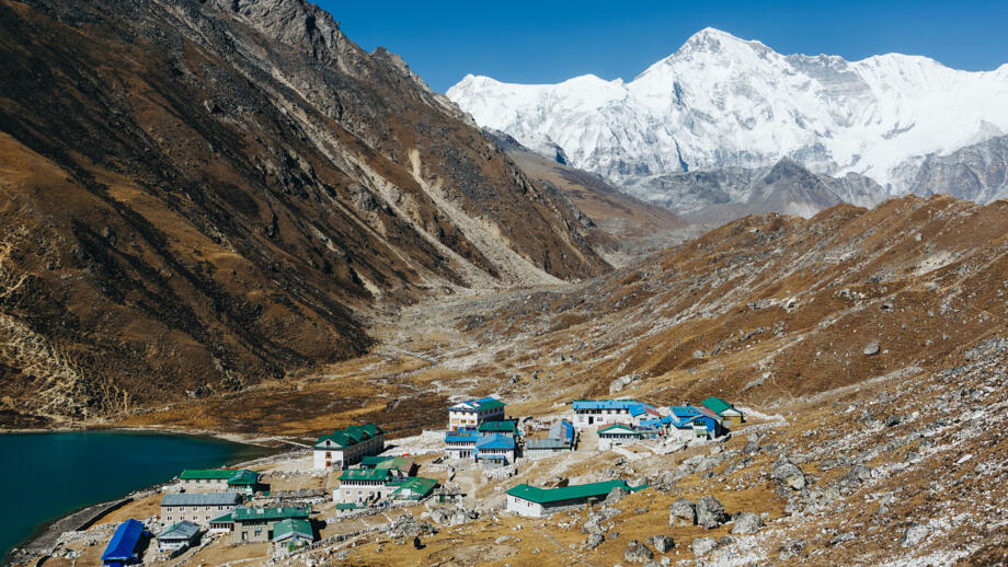nepal-hiahg-cho-du-berg-mit-gokyo-dorf-shutterstock_1911722392.jpg