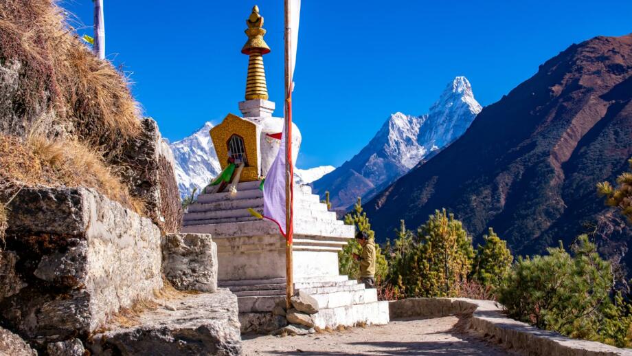 nepal-hiahg-blick-auf-den-weg-von-namche-bazaar-nepal-nach-lobuche-shutterstock_2454067751.jpg