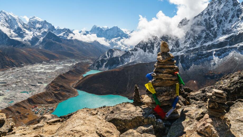 nepal-hiahg-aussicht-auf-dorf-und-see-gokyo-schneebedeckte-cholatse-taboche-cholatse-lhotse-nuptse-everest-pumori-shutterstock_2423457007.jpg