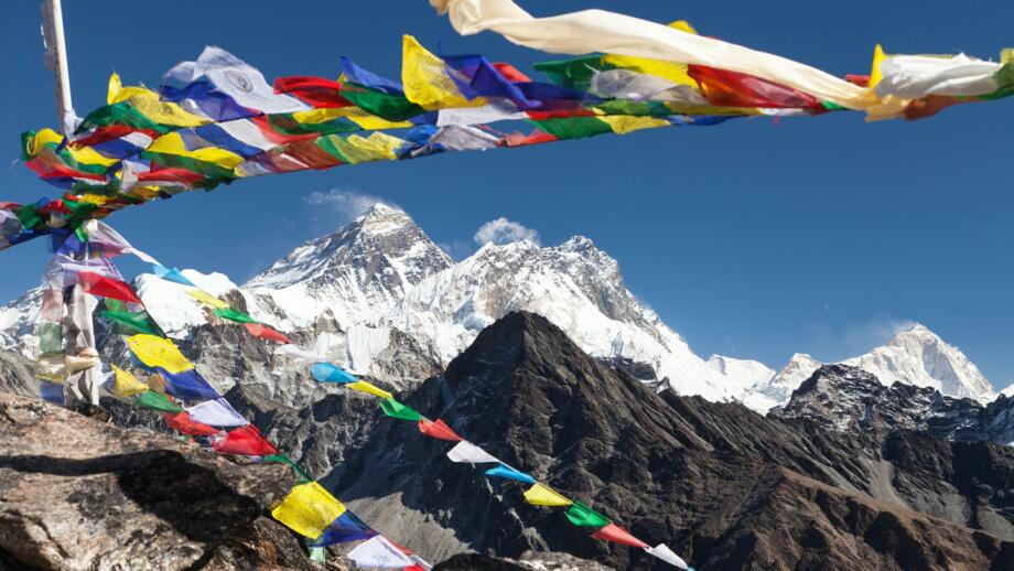 nepal-hiahg-aussicht-auf-den-mount-everest-den-berg-lhotse-und-den-makalu-gipfel-mit-buddhistischen-gebetsflaggen-vom-gipfel-von-gokyo-ri-shutterstock_2316387229.jpg