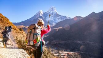 nepal-hikev-blick-auf-den-ama-dablam-aufgenommen-auf-dem-weg-von-tengboche-nach-dingboche-waehrend-der-everest-base-camp-wanderung-shutterstock_2455858057.jpg