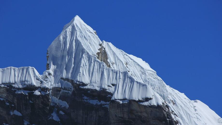 nepal-hikev-gipfel-des-mount-lobuche-aus-cho-la-pass-shutterstock_2401568433.jpg