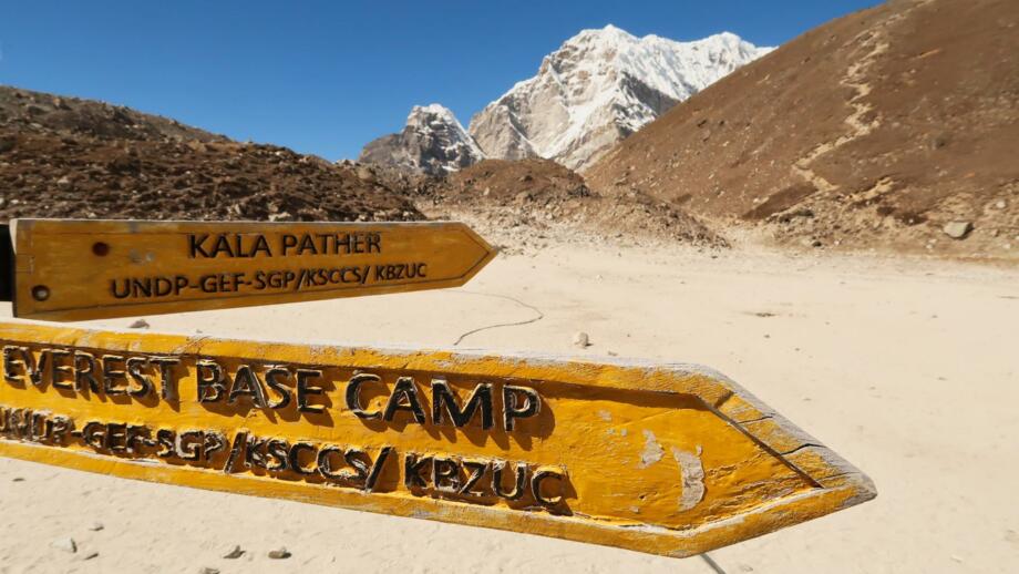 nepal-hikev-wegweiser-der-die-richtung-zum-mount-everest-base-camp-und-nach-kala-patthar-zeigt-shutterstock_2487244389.jpg