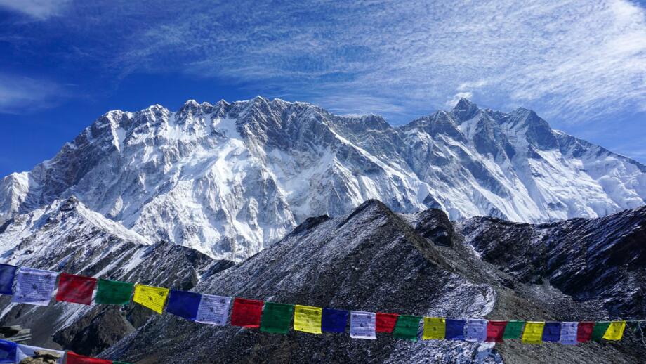 nepal-hikev-gebetsflaggen-auf-chukhung-ri-mit-blick-auf-die-berge-nuptse-und-lhotse-shutterstock_2274613645.jpg