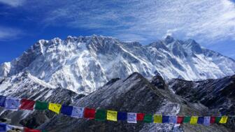 nepal-hikev-gebetsflaggen-auf-chukhung-ri-mit-blick-auf-die-berge-nuptse-und-lhotse-shutterstock_2274613645.jpg