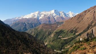 nepal-hikev-tangboche-dorf-in-richtung-namche-bazar-tashinga-und-khumjung-dorf-vor-mount-kungde-ri-shutterstock_2486143991.jpg
