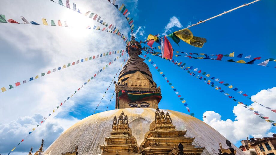 nepal-hikev-golden-stupa-bouddanath-in-kathmandu-mit-bunten-tibetischen-gebetsfahnen-shutterstock_757543819.jpg