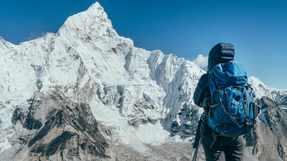 nepal-hikev-khumbu-glacier-hoehe-everest-base-camp-route-in-der-naehe-von-gorakshep-nepal-nuptse-7861m-shutterstock_1553115191.jpg