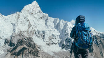 nepal-hikev-khumbu-glacier-hoehe-everest-base-camp-route-in-der-naehe-von-gorakshep-nepal-nuptse-7861m-shutterstock_1553115191.jpg