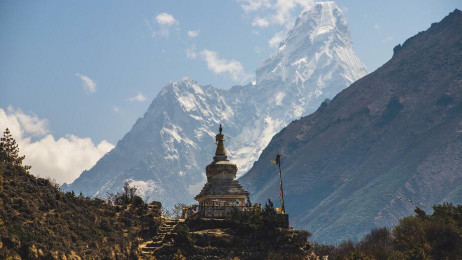 nepal-hikev-stupa-auf-dem-weg-zum-everest-base-camp-mit-dem-beeindruckenden-ama-dablam-berg-shutterstock_2311755651.jpg