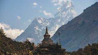 nepal-hikev-stupa-auf-dem-weg-zum-everest-base-camp-mit-dem-beeindruckenden-ama-dablam-berg-shutterstock_2311755651.jpg