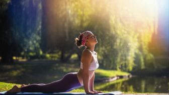 Eine Dame in einer Yogaposition - die Kobra.