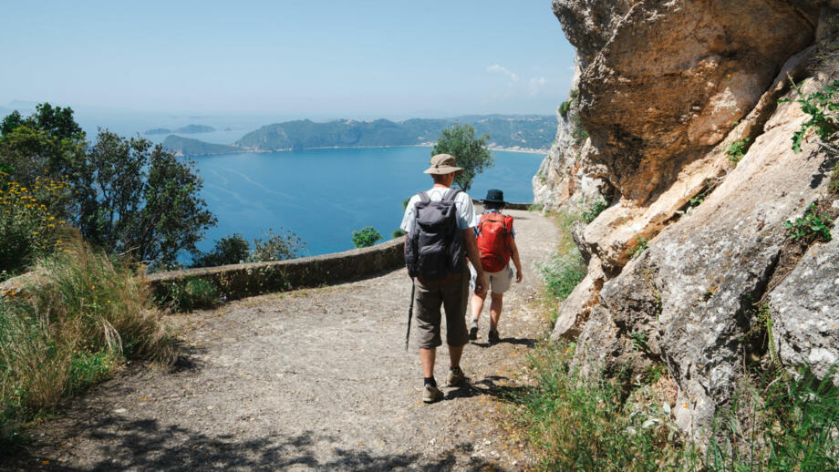 Wanderer mit Blick auf die Küste Korfus