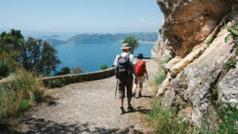 Wanderer mit Blick auf die Küste Korfus