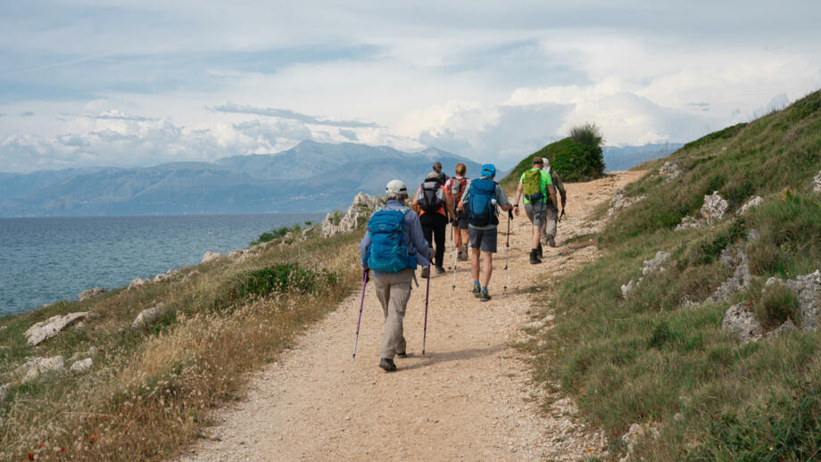 Wandergruppe mit Blick auf die Küste von Korfu