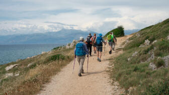 Wandergruppe mit Blick auf die Küste von Korfu