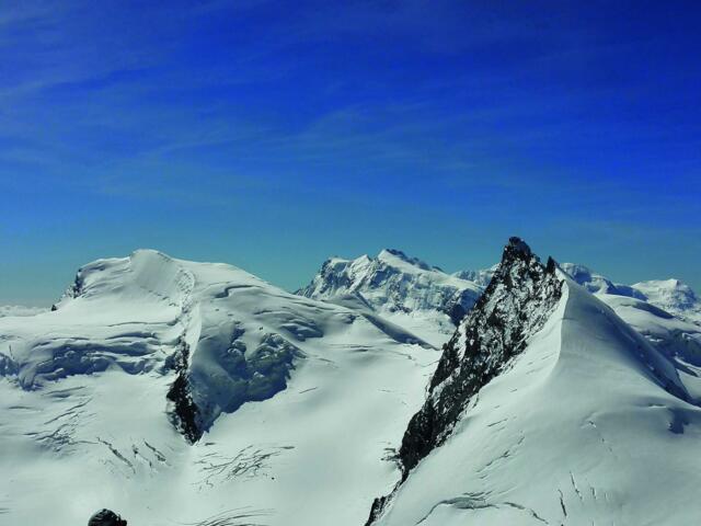 Gipfelpanorama im Wallis bei blauem Himmel