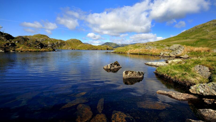 UKLADI_Angle_Tarn_Pikes_shutterstock_143305663.jpg