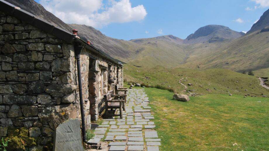 UKLADI_Black_Sail_Hut_shutterstock_2120885888.jpg