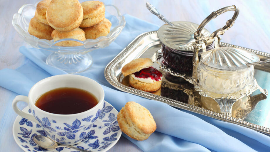 UKLADI_Tea_party_shutterstock_111616586.jpg