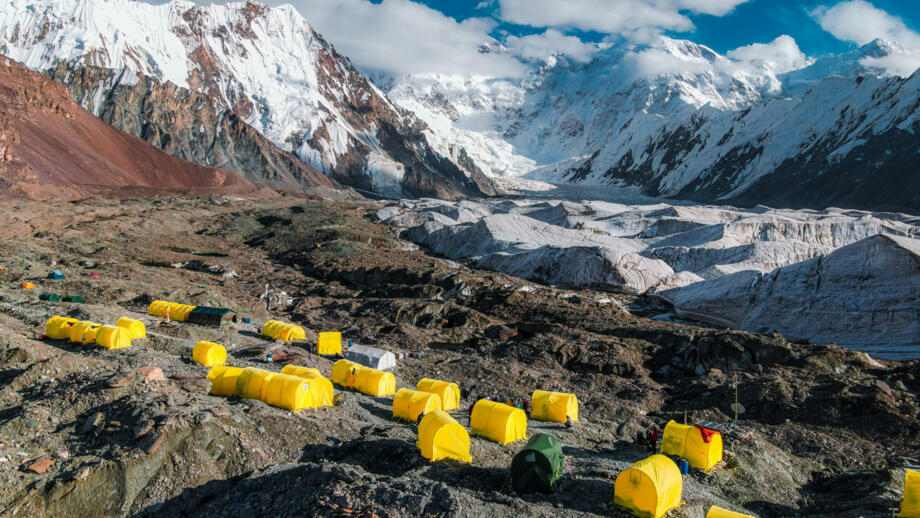 Khan Tengri Zeltlager.jpg
