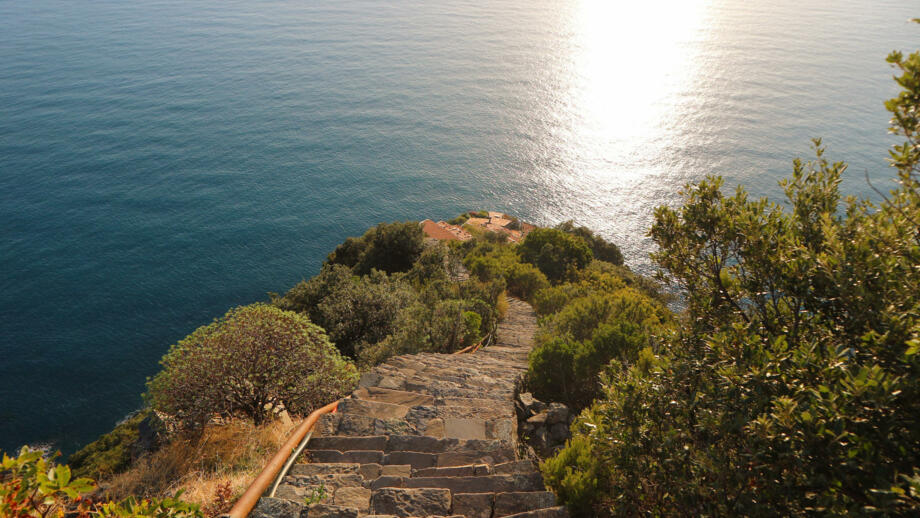 Steile Treppe über dem Meer, die zur Stadt Monesteroli in Ligurien führt