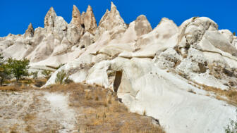 tuerkei-kappadokien-tukap-landschaft-im-roten-rosental-cavusin-dorf-nevsehir-shutterstock_2145123429.jpg