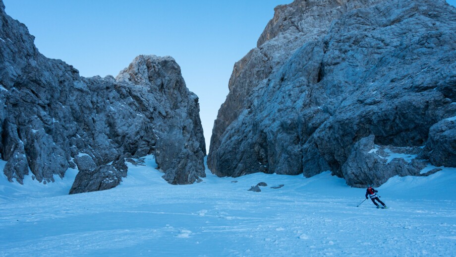 Skitourengeher bei der Abfahrt im Powder