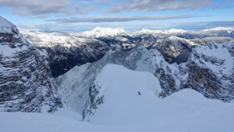 Skifahren ziehen ihre Linie bei der Abfahrt