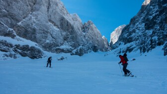 Skitourengeher quert Hang in Slowenien
