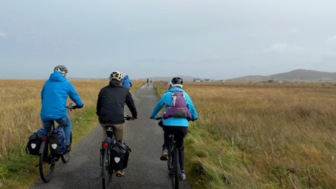 Eine Gruppe von Fahrradfahrern unterwegs über die äußeresn Hebriden.